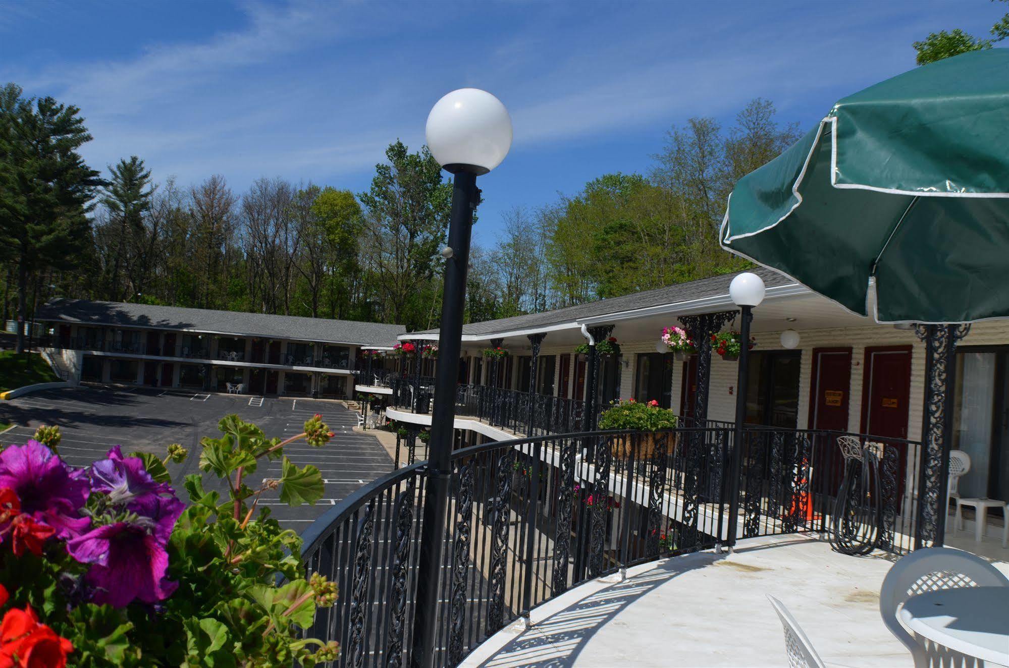 Amber'S Inn And Suites Wisconsin Dells Exterior foto